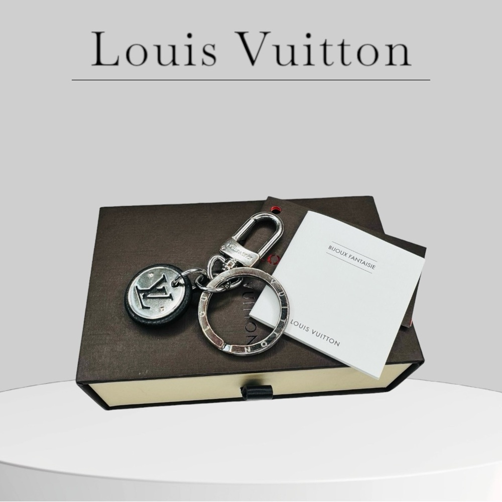 Louis Vuitton Porte-clés LV Circle Taiga  Key Chain Bag Charm Mint